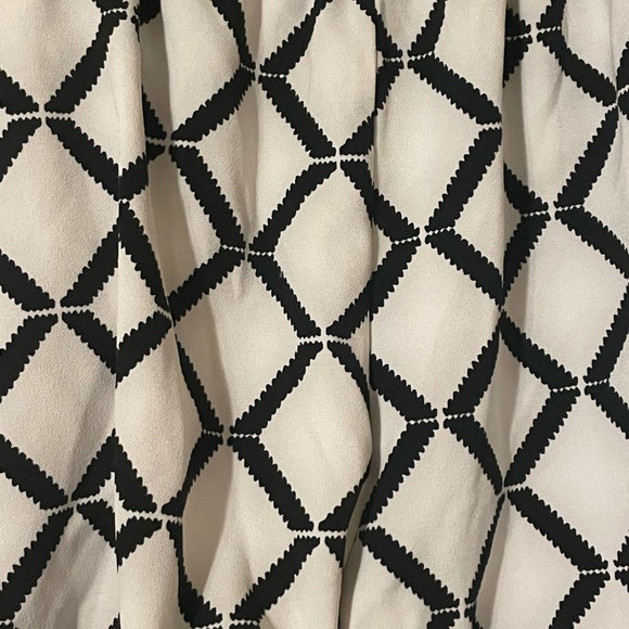 Women’s black and white fashion shorts. - Picture 2 of 3